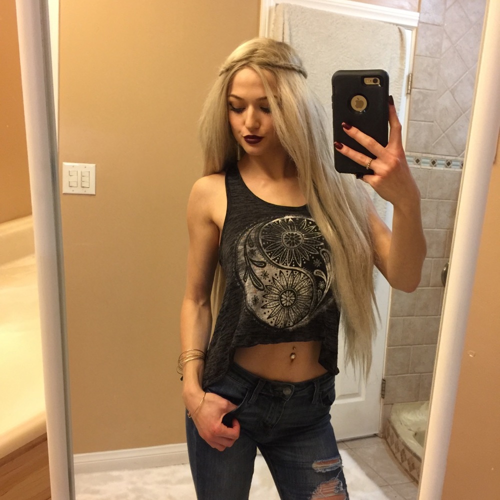 SEXY BOHO GRAY AND WHITE GRAPHIC CROPPED KNIT TANK